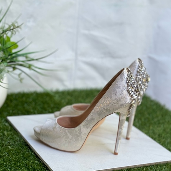 Badgley Mischka Kiara Brocade
Heels - Bridal Heels size 8.5 like new - Picture 9 of 13